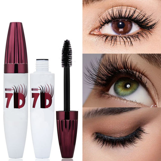 Mascara anti-bavures qui apporte du volume et allonge les cils
